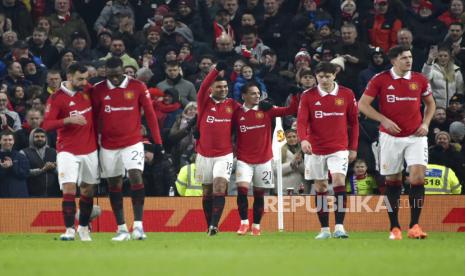 Pemain Manchester United Casemiro (18), berselebrasi dengan rekan setimnya setelah mencetak gol pembuka pertandingan pada pertandingan sepak bola putaran ke-4 Piala FA Inggris antara Manchester United dan Reading di Old Trafford di Manchester, Inggris, Ahad (29/1/2023) dini hari WIB. 