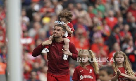 Pemain Liverpool Jordan Henderson berjalan di lapangan setelah pertandingan sepak bola Liga Inggris antara Liverpool dan Wolverhampton di stadion Anfield di Liverpool, Inggris, Ahad, 22 Mei 2022.