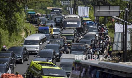 Sejumlah kendaraan terjebak kemacetan di ruas Jalan Nasional III, Nagreg, Kabupaten Bandung, Jawa Barat, Rabu (19/4/2023). Pada arus mudik H-3 Lebaran 2023, jalur selatan seperti Nagreg dan Limbangan mulai dipadati kendaraan pemudik yang menuju Garut, Tasikmalaya, Ciamis dan Jawa Tengah