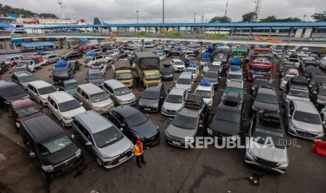 Sejumlah mobil pemudik menunggu antrean untuk menaiki kapal ferry. Menko PMK Muhadjir minta pemudik tak ke Pelabuhan Bakauheni jika belum kantongi tiket.