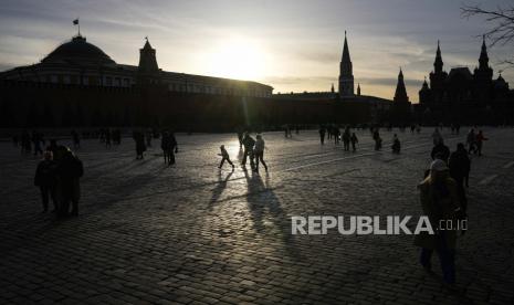 Orang-orang berjalan melalui Lapangan Merah saat matahari terbenam di Moskow, Rusia, Kamis, 14 April 2022. Ekonomi Rusia tidak akan pulih dalam waktu dekat dari sanksi besar-besaran yang dijatuhkan oleh negara-negara Barat atas perangnya di Ukraina. 