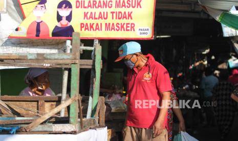 Warga beraktivitas di Pasar Simo Surabaya, Jawa Timur, Rabu (20/5/2020). Perusahaan Daerah (PD) Pasar Surya Kota Surabaya membuka kembali Pasar Simo dan Pasar Simo Gunung setelah ditutup pada 7 Mei 2020 akibat dua pedagang di pasar tersebut diduga positif virus Corona atau COVID-19