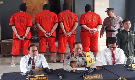 Polda DIY menggelar konferensi pers terkait pengungkapan kasus penyekapan disertai penganiayaan dan tidak pidana kekerasan seksual terhadap pasangan suami istri di wilayah Sleman, Rabu (7/2/2024). 