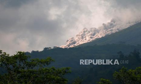 Luncuran awan panas guguran Gunung Merapi terlihat dari Ngrangkah, Kinahrejo, Sleman, Yogyakarta, Ahad (12/3/2023). Balai Penyelidikan dan Pengembangan Teknologi Kebencanaan Geologi (BPPTKG) memprediksi Gunung Merapi masih akan erupsi atau memuntahkan awan panas guguran sampai beberapa waktu ke depan. Data kegempaan Gunung Merapi saat ini masih tinggi.