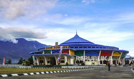 Seorang warga melintasi Gedung Olah Raga (GOR) Toware di kampung Kwadeware, Waibu, Kabupaten Jayapura, Papua, Sabtu (18/9/2021). GOR Toware dirancang seperti rumah adat panggung khas Sentani siap digunakan untuk pertandingan cabor Pencak Silat pada Pekan Olahraga Nasional (PON) Papua. 