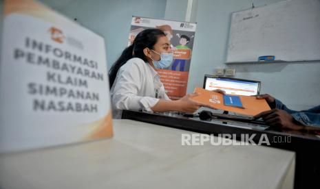 Petugas Lembaga Penjamin Simpanan (LPS) melayani nasabah di Bank Perkreditan Rakyat (BPR) Arthaprima Danajasa, Kota Bekasi, Jawa Barat. LPS akan terus mendukung kebijakan dari Bank Indonesia (BI) terkait penurunan suku bunga, utamanya suku bunga pinjaman. Kebijakan ini dilakukan agar sektor finansial dapat lebih efektif dalam mendukung pemulihan ekonomi Indonesia.