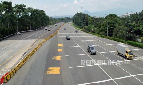 Sejumlah kendaraan melewati jalan tol Jagorawi menuju gerbang tol Bogor, Ciheuleut, Kota Bogor, Jawa Barat, Sabtu (26/3/2020). Gerbang tol Bogor yang biasanya ramai kendaraan disaat akhir pekan namun saat ini terlihat lengang disebabkan banyaknya warga Jabodetabek yang enggan berpergian dan berdiam diri di rumah untuk memutus mata rantai penyebaran virus Corona (COVID-19)