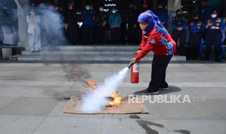 Relawan Damkar (Redkar) melakukan simulasi pemadaman api dengan Alat Pemadam Api Ringan (Apar)/ilustrasi