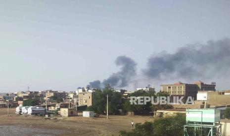 Asap mengepul di Khartoum, Sudan, Jumat, 23 Juni 2023.