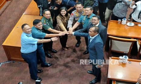 Jenderal Agus Subiyanto ditemani oleh Kapolri Jenderal Listyo Sigit Prabowo, Panglima TNI Laksamana Yudo Margono, Kepala Staf Angkatan Laut (KSAL) Laksamana TNI Muhammad Ali, dan Kepala Staf Angkatan Udara (KSAU) Marsekal Fadjar Prasetyo, di Ruang Rapat Komisi I DPR, Kompleks Parlemen, Jakarta, Senin (13/11/2023). 