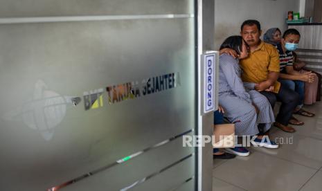 Nasabah Koperasi Simpan Pinjam Syariah BMT Taruna Sejahtera menangis saat menanti info uang simpanannya di kantor pusat koperasi tersebut di Ungaran, Kabupaten Semarang, Jawa Tengah, Senin (15/3/2021). Belasan nasabah meminta kejelasan uang simpanan mereka yang belum bisa dicairkan mencapai sekitar Rp950 juta sesuai yang dijanjikan pihak koperasi dan diperkirakan masih akan bertambah hingga miliaran rupiah dari nasabah yang belum melapor. Sementara itu Polres Semarang masih mendata serta menangani laporan kasus tersebut. 