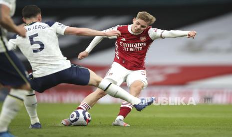 Gelandang Arsenal Emile Smith Rowe (kanan).