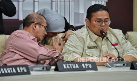 Ketua KPU RI Hasyim Asyari (kiri) bersama Ketua Bawaslu RI Rahmat Bagja (kanan) bersama anggota KPU lainnya menyampaikan keterangan pers di Gedung KPU RI, Jakarta, Kamis (15/2/2024). Dalam konferesi pers tersebut KPU bersama Bawaslu merespon dugaan perbedaan data hasil perolehan suara yang tercantum dalam formulir C Hasil Plano di TPS dengan hasil di aplikasi Sirekap. Menurutnya jika hasil yang tercantum dalam formulir C Hasil Plano yang diunggah ada yang salah hitung atau salah tulis akan dikoreksi dan dikonversi melalui aplikasi Sirekap. Ketua KPU mengklaim bahwa KPU Pusat telah memonitor daerah mana saja yang mengalami kesalahan antara unggahan formulir C Hasil Plano di TPS dengan konversi di aplikasinya.