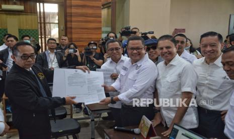 Ketua Tim Hukum Timnas AMIN Ari Yusuf Amir dan tim mengajukan permohonan perselisihan hasil pemilihan umum (PHPU) Pilpres 2024 di MK. THN Anies-Muhaimin yakin harap pemungutan suara ulang tanpa Gibran