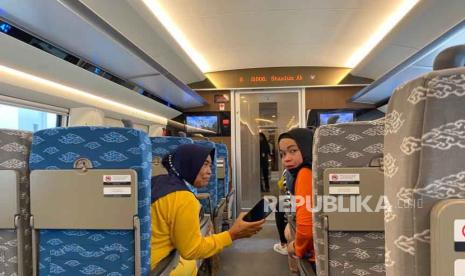 Stasiun Kereta Api Cepat Tegaluar Dipadati calon penumpang yang akan menjajal Kereta Api Cepat Jakarta-Bandung. Senin (18/9/20/2023). 