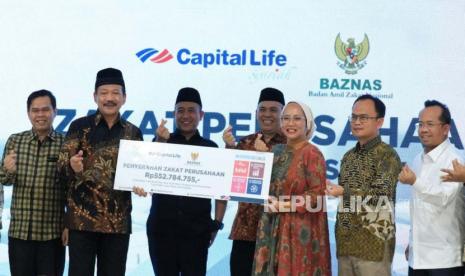 Baznas RI menerima penyaluran zakat perusahaan dari PT Capital Life Syariah sebesar Rp 552.784.755, Selasa (24/1/2023). Zakat perusahaan ini akan ditujukan untuk memperkuat program pengentasan kemiskinan.