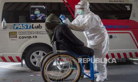 Petugas medis melakukan tes usap atau swab test kepada atlet, pelatih dan tenaga pendukung Pemusatan Latihan Nasional (Pelatnas) National Paralympic Committee (NPC) di Solo, Jawa Tengah, Rabu (25/11/2020). Tes tersebut dilakukan guna memastikan kondisi kesehatan atlet dan tim NPC Indonesia dalam upaya antisipasi penyebaran COVID-19 dalam pelaksanaan Pelatnas untuk persiapan Paralympic Tokyo 2021.