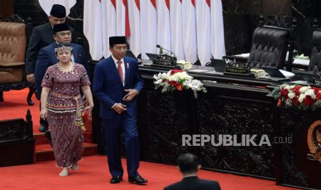 Presiden Joko Widodo bersama Ketua DPR Puan Maharani  dan pimpinan DPR usai sidang Paripurna DPR pembukaan masa persidangan I DPR tahun sidang 2023-2024 di Gedung Nusantara, Kompleks Parlemen, Senayan, Jakarta, Rabu (16/8/2023). Adapun agenda sidang paripurna tersebut yaitu Pidato Ketua DPR dalam rangka pembukaan masa persidangan I tahun sidang 2023-2024 dan Pidato Presiden pada penyampaian keterangan pemerintah atas Rancangan Undang-Undang tentang APBN tahun anggaran 2024 beserta nota keuangannya dan dokumen pendukungnya. 