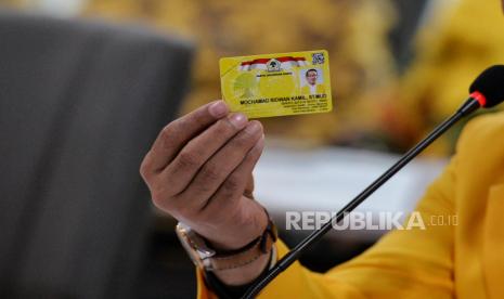 Gubernur Jawa Barat Ridwan Kamil menunjukan kartu tanda anggota (KTA) saat konferensi pers di kantor DPP Partai Golkar, Jakarta Barat, Rabu (18/1/2023). Ridwan Kamil atau Kang Emil resmi bergabung dengan Partai Golkar setelah Ketua Umum Airlangga Hartarto menyerahkan kartu tanda anggota (KTA) dan jas warna kuning Partai Golkar.