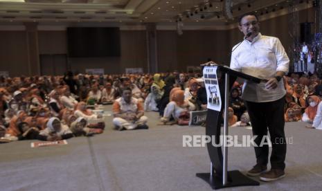 Calon Presiden (Capres) nomor urut 1 Anies Baswedan menyampaikan orasi saat Kampanye Bersama Partai, Relawan dan Masyarakat di Sudirman Grand Ballroom, Bandung, Jawa Barat, Rabu (29/11/2023). Kampanye yang dihadiri oleh ribuan pendukungnya itu, Anies Baswedan menjanjikan adanya perubahan dari berbagai sektor mulai harga sembako, kemudahan lapangan pekerjaan dan perubahan atas permasalahan Kredit Perumahan Rakyat (KPR).