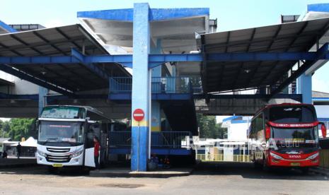 Awak bus menunggu penumpang di Terminal Arjosari, Malang, Jawa Timur, Kamis (23/4). Juru bicara Kemeterian Perhubungan RI, Adita Irawati mengatakan mulai 24 April 2020 pukul 00.00 WIB, masyarakat Indonesia dilarang mudik. Jika masih ada yang melanggar aturan tersebut, maka pemerintah telah menyiapkan sanksi kepada masyarakat yang melanggar.