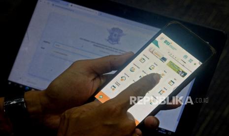 Warga melakukan pembayaran pajak kendaraan bermotor dengan BSI Mobile di Jakarta. Deputi Baznas Republik Indonesia M Arifin Purwakananta bangga menyaksikan ketangguhan Bank Bank Syariah Indonesia yang memberi layanan terbaiknya kepada nasabah syariah di Indonesia. Ia menyebut, down system memang juga penah terjadi pada beberapa bank lainnya di Indonesia. 