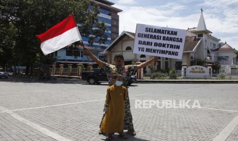 Aksi Tolak Doktrin Terorisme di kawasan Gladag, Solo, Jawa Tengah,†Sabtu (3/4/2021). Aksi tersebut untuk menentang aksi terorisme dan radikalisme sekaligus menyampaikan pesan kepada masyarakat untuk mengawasi generasi muda Indonesia agar tidak terpengaruh doktrin teroris.