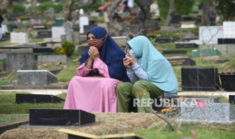 Ziarah kubur. Orang Muhammadiyah disebut anti-ziarah kubur atau nyekar. Foto: Republika.