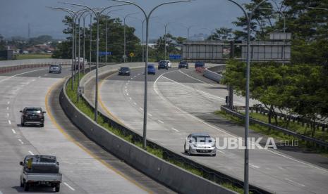 Sejumlah kendaraan melintasi ruas Jalan Tol Soreang-Pasir Koja (Soroja) di Margaasih, Kabupaten Bandung, Jawa Barat, Sabtu (18/3/2023). Tol Soroja akan menjadi percontohan pertama penerapan tol berbasis syariah di Indonesia. Nantinya, dengan penerapan tersebut masyarakat dapat memiliki saham dalam sistem tol syariah.