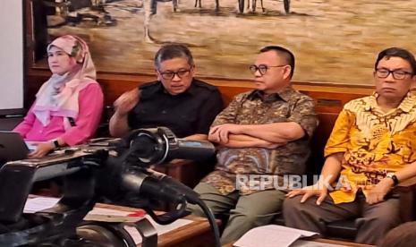 Co-kapten Timnas Anies Baswedan-Muhaimin Iskandar AMIN Sudirman Said dan Sekjen PDIP Hasto Kristiyanto saat hadir dalam agenda Bedah Buku 