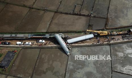 Foto udara proses evakuasi kereta api lokal Bandung Raya yang bertabrakan dengan kereta api Turangga di Cicalengka, Kabupaten Bandung, Jawa Barat, Jumat (5/1/2024). PT KAI menyatakan 4 orang meninggal dunia akibat kecelakaan tersebut. Penyebab kecelakaan hingga kini masih dalam proses penyelidikan. 