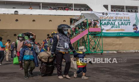 Sejumlah peserta Program Mudik Gratis Sepeda Motor Naik Kapal Laut asal Tanjung Priok, Jakarta turun dari Kapal Motor (KM) Dobonsolo setibanya di dermaga Terminal Penumpang Tanjung Emas Semarang, Jawa Tengah, Ahad (16/4/2023). KM Dobonsolo yang dioperasikan PT PELNI dan mendapat penugasan dari Kementerian Perhubungan dalam program tersebut tiba dengan pemudik sebanyak 1.145 orang dan 479 unit sepeda motor untuk pulang kampung ke sejumlah wilayah di Jawa Tengah. 