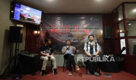 GM Komunikasi dan Aliansi Strategis Dompet Dhuafa Haryo Mojopahit (kanan) bersama Redaktur Pelaksana Pengembangan Ekosistem Republika Subroto Kardjo (tengah) dan Moderator Syamsul A. menyampaikan paparan saat diskusi publik di Jakarta, Kamis (19/10/2023). Diskusi publik bertajuk Dukungan Bantuan Kemanusiaan Untuk Palestina tersebut membahas dukungan bantuan yang dibutuhkan Palestina ditengah konflik dengan Israel yang masih berlangsung.