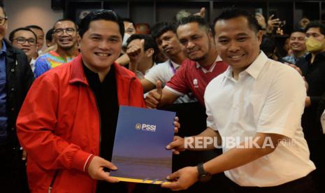 Menteri BUMN Erick Thohir (kiri) menerima berkas dari panitia usai melakukan pendaftaran calon Ketua Umum PSSI periode 2023-2027 di Kantor PSSI, GBK Arena, Jakarta, Ahad (15/1/2023). Erick Thohir menjadi salah satu kandidat calon Ketua Umum PSSI yang akan dipilih pada Kongres Luar Biasa (KLB) pada 16 Februari 2023.