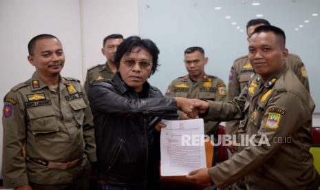 Anggota Komisi VII DPR Adian Napitupulu (tengah) bersama Ketua DPP Forum Komunikasi Bantuan Polisi Pamong Praja Nusantara Fadlun Abdillah (kanan) usai memberikan keterangan pers terkait pemberhentian massal 90.000 anggota Satpol PP se-Indonesia di Graha Pena 98, Jakarta, Kamis (16/3/2023). Kehadiran perwakilan dari Forum Komunikasi Bantuan Polisi Pamong Praja ini meminta dukungan kepada PENA 98 dalam menyikapi persoalan yang menimpa 90.000 anggota Satpol PP yang status honorernya dihentikan sekaligus agar dapat diperjuangkan nasibnya yang dinilai menjadi korban kebijakan negara.