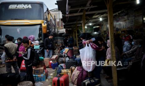 Calon penumpang menunggu jam keberangkatan bus (Foto: ilustrasi).