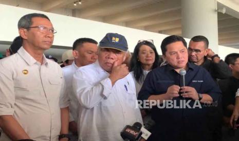 Pj Gubernur DKI Jakarta Heru Budi Hartono, Ketum PSSI Erick Thohir (kanan), dan Menteri PUPR Basuki Hadimuljono meninjau Jakarta International Stadium (JIS), Jakarta Utara, Selasa (4/7/2023).