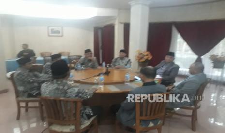 Sejumlah pejabat Kemenag Kabupaten Indrmaayu saat bersilaturahim dengan Pimpinan Mahad Al-Zaytun Indramayu, Rabu (26/4/2023). 