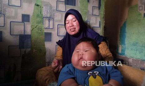 Bayi obesitas Muhammad Kenzi Alfaro bersama ibunya Pitriah. Sebelum kasus Kenzi mencuat, obesitas memang sudah menjadi masalah nutrisi anak Indonesia di samping stunting dan defisiensi mikronutrien.