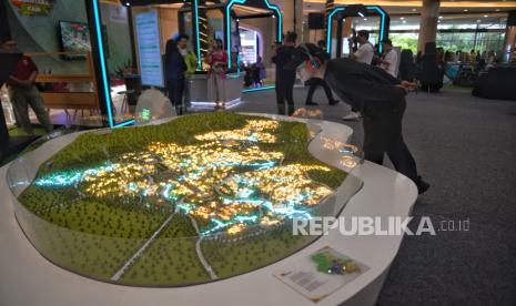 Pengunjung berada di lokasi Nusantara Fair 2024 di Mall Kota Kasablanka, Jakarta, Jumat (26/1/2024). Melalui Nusantara Fair 2024, Otorita Ibu Kota Nusantara (IKN) ingin menyampaikan kepada masyarakat khususnya generasi muda Jakarta dan wilayah sekitarnya mengenai visi dan gambaran ibu kota baru yang sedang dalam tahap pembangunan lewat pameran dan kegiatan edukatif.