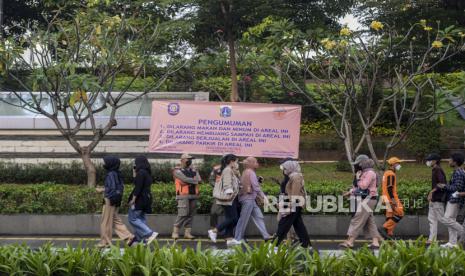 Petugas Satpol PP melakukan pengawasan di kawasan Dukuh Atas, Jakarta, Rabu (6/7/2022). Area sekitar taman Stasiun MRT Dukuh Atas menjadi ruang publik favorit yang ramai didatangi oleh kalangan remaja dari daerah pinggiran Ibu Kota. Kedatangan mereka untuk menghabiskan waktu libur sekolah dengan bercengkrama bersama sahabat dan membuat konten media sosial. Republika/Putra M. Akbar