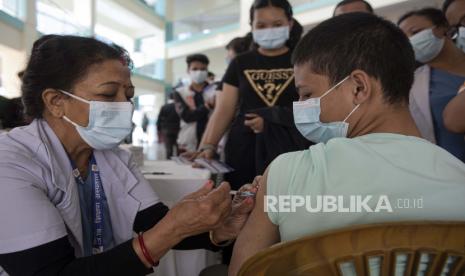 anak kecil menerima vaksin Pfizer-BioNTech melawan Covid-19 di Rumah Sakit Pendidikan di Kathmandu, Nepal, 22 November 2021. 