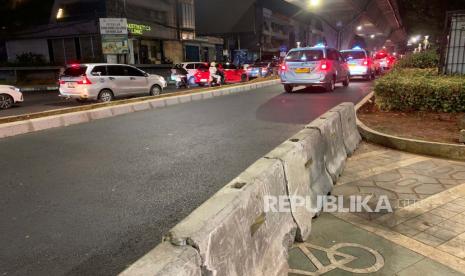 Dishub DKI membuka kembali barrier yang sebelumnya merupakan jalur pedestrian dan jalur sepeda di simpang Santa, Kebayoran Baru, Jakarta Selatan, Ahad (16/4). 