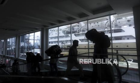 Sejumlah penumpang bersiap menaiki Kapal Dorolonda di Pelabuhan Tanjung Priok, Jakarta (ilustrasi). 