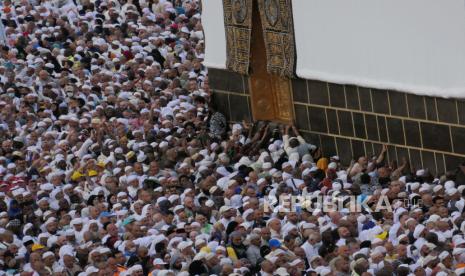 Jamaah melakukan tawaf ifadah mengelilingi ka’bah di Masjidil Haram, Mekah, Arab Saudi, Sabtu (1/7/2023). 