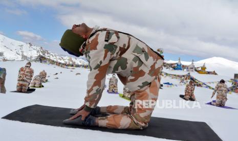  Polisi Perbatasan Indo-Tibet (ITBP) menunjukkan personil ITBP melakukan Yoga dalam suhu di bawah nol, pada kesempatan Hari Yoga Internasional, dijuluki Hari Yoga Dunia, di Ladakh, India, 21 Juni 2020 .