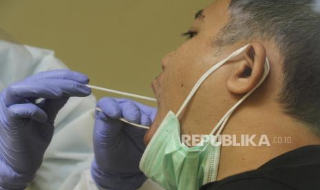 Petugas medis memeriksa pasien dengan SWAB Test di Cimanggis, Depok, Jawa Barat. Satgas Penanganan Covid-19 Kota Depok melaporkan perkembangan penyebaran Covid-19 di Kota Depok. Berdasarkan data per 8 Oktober 2021, korban positif Covid-19 hanya bertambah lima orang. Jumlah ini merupakan yang terendah selama pandemi Covid-19 melanda.