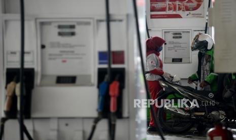 Petugas SPBU mengisi bahan bakar minyak (BBM) nonsubsidi di SPBU Kuningan, Jakarta, Selasa (24/3). Harga Minyak Mentah Indonesia Juni 36,68 dolar AS per barel.