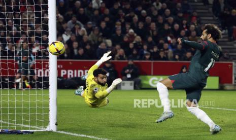  Mohamed Salah dari Liverpool (kanan) melewatkan kesempatan untuk mencetak gol selama pertandingan sepak bola Liga Premier Inggris antara Brentford dan Liverpool di Gtech Community Stadium di London, Selasa (3/1/2023) dini hari WIB. 