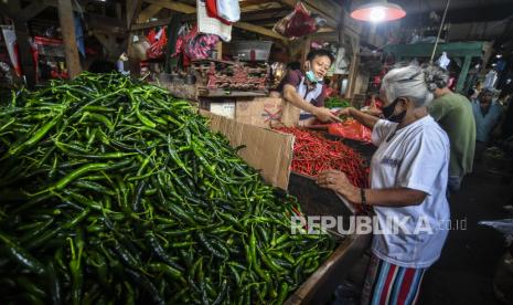 Pedagang cabai melayani pembeli di pasar. Para pedagang pasar menjadi pilihan target vaksinasi tahap dua karena kelompok tersebut cukup sering berkontak dengan masyarakat umum. 